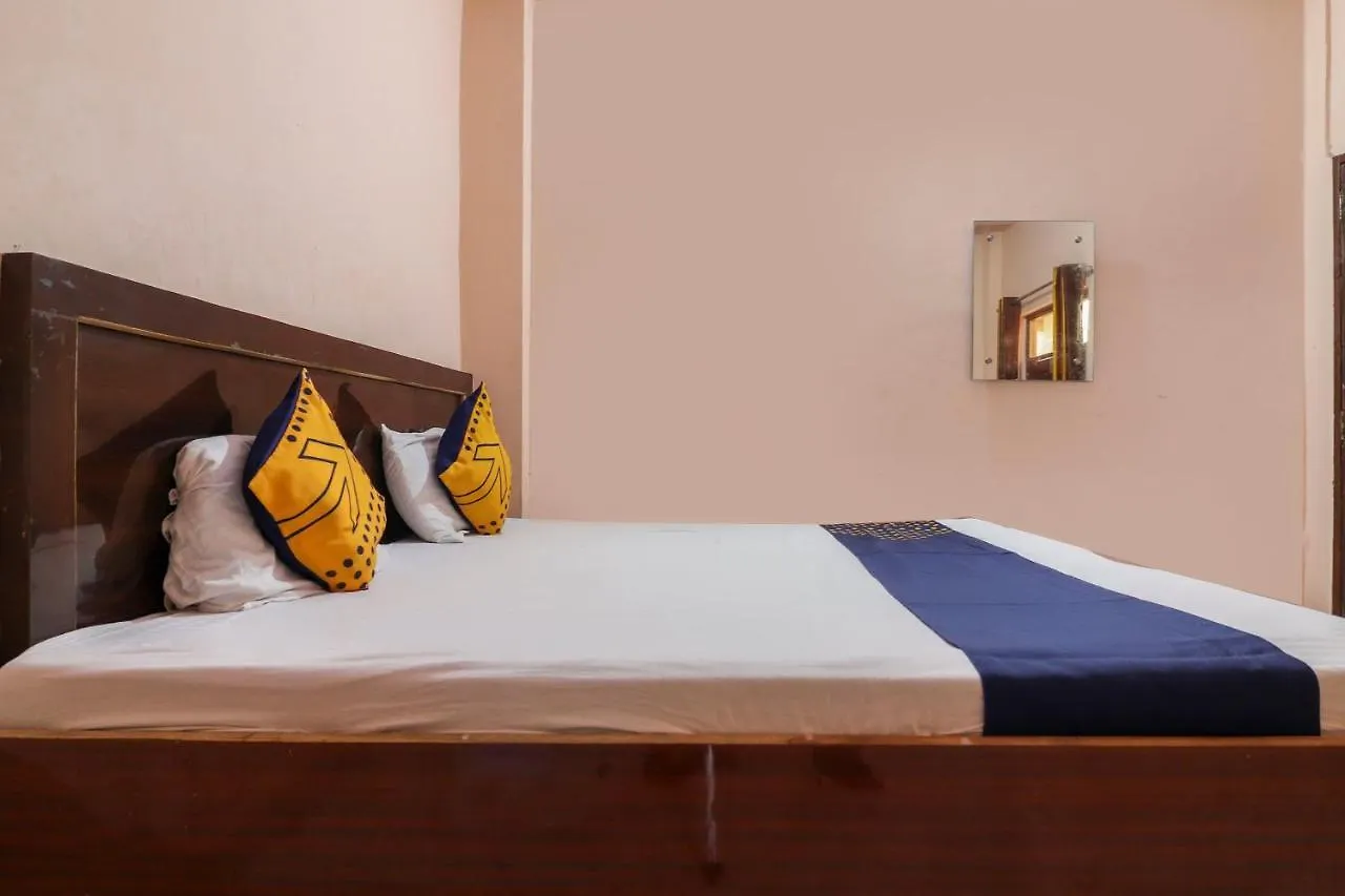 Spot On 67937 Lakshmi Plaza Hotel Tajganj