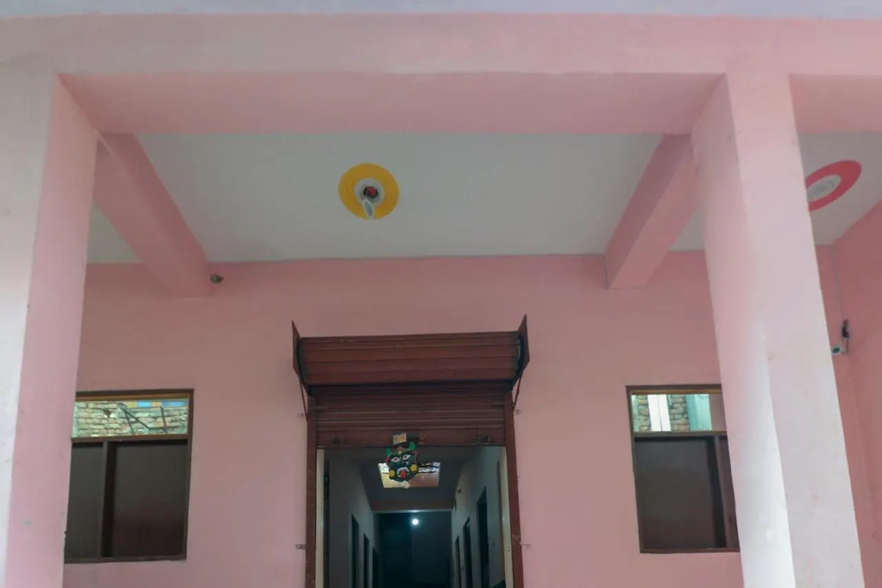 Spot On 67937 Lakshmi Plaza Hotel Tajganj India