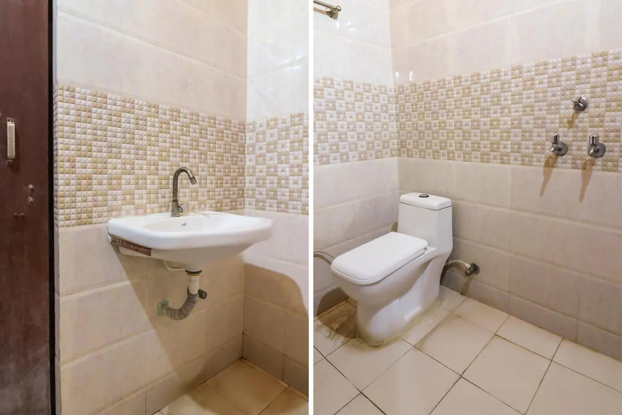 Spot On 67937 Lakshmi Plaza Hotel Tajganj