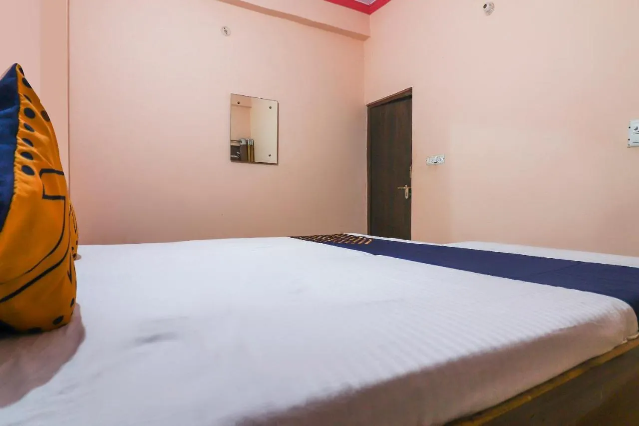 Spot On 67937 Lakshmi Plaza Hotel Tajganj