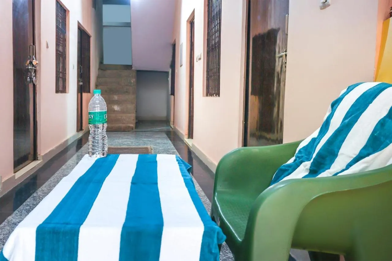 Spot On 67937 Lakshmi Plaza Hotel Tajganj