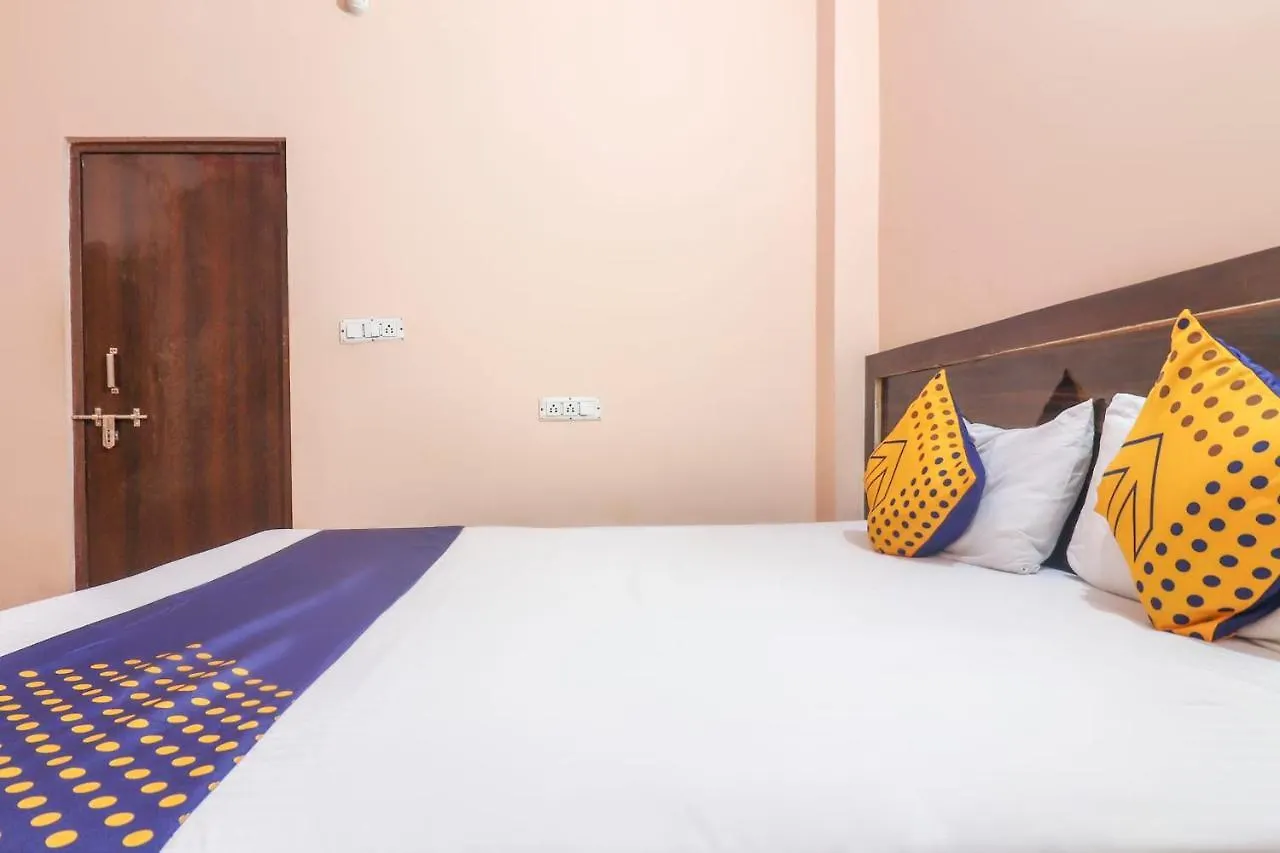 Spot On 67937 Lakshmi Plaza Hotel Tajganj 3*,