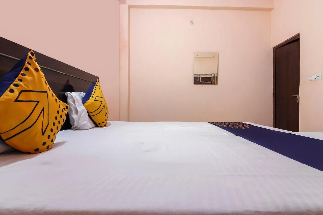 Spot On 67937 Lakshmi Plaza Hotel Tajganj