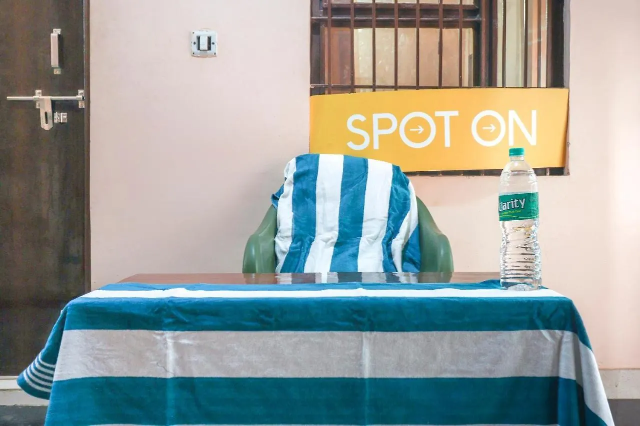 Spot On 67937 Lakshmi Plaza Hotel Tajganj