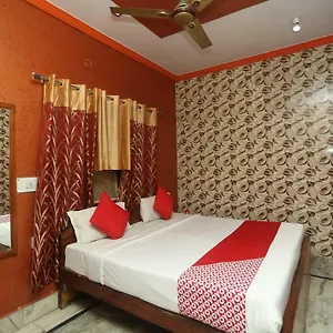 Hotell Oyo 18641 Rashmi, Tājganj